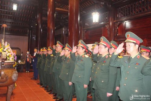 Bộ Tư lệnh Quân khu 4 tưởng niệm Chủ tịch Hồ Chí Minh nhân ngày thành lập Đảng