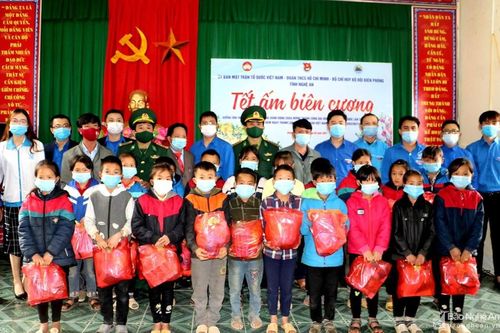 Tỉnh đoàn tổ chức 'Tết ấm biên cương' tại huyện Kỳ Sơn