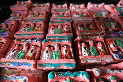 Làng nghề Địa Linh nặn tượng Táo quân tất bật vụ Tết cổ truyền
