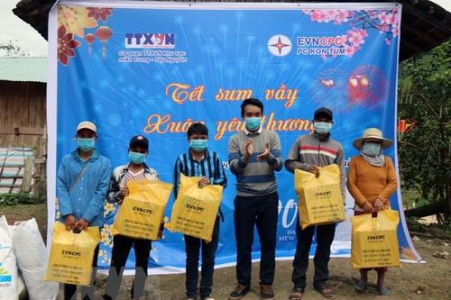 TTXVN góp phần mang niềm vui cho người dân vùng khó khăn đón Tết