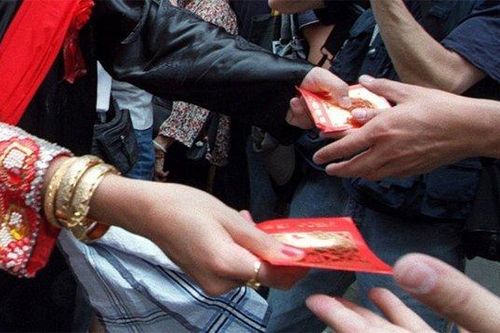 Mở phong bì mừng cưới, vợ liền ép chồng tuyệt giao với nhóm bạn thân