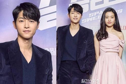 Song Joong Ki kề cận 'bản sao Song Hye Kyo' tại họp báo bom tấn: Nhìn xa quá bảnh, zoom gần lộ luôn dấu hiệu lão hóa