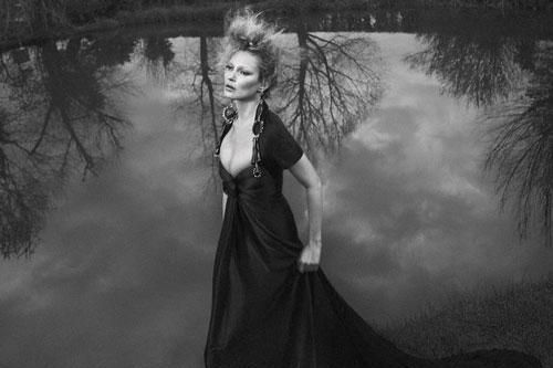 Kate Moss U50 gợi cảm đầy sức sống