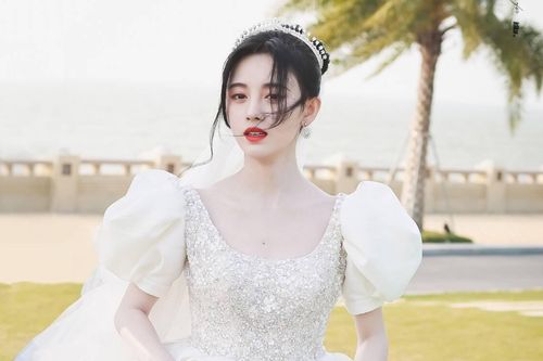 Cúc Tịnh Y bị chê 'một màu', làm trang phục đẹp thành 'hàng rẻ tiền'