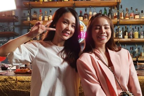 Sam nghẹn ngào nghe Mie kể chuyện bố mẹ mất sớm, bị mối tình đầu lừa dối nhiều năm liền