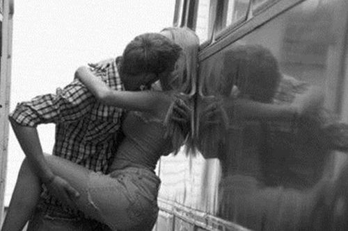 Cặp đôi thản nhiên diễn 'cảnh nóng' ở trạm xe buýt