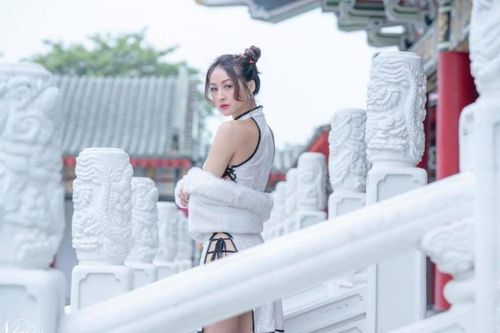 'Nóng mắt' với bộ ảnh của nữ người mẫu diện sườn xám xẻ cao phản cảm ở Tử Cấm Thành