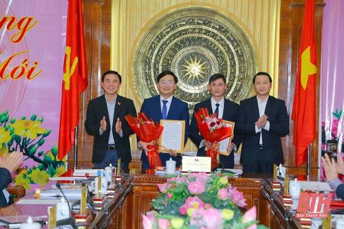 Thường trực Tỉnh ủy Thanh Hóa công bố và trao quyết định về công tác cán bộ