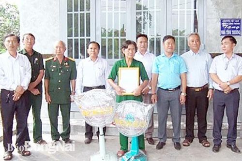 Bàn giao 2 căn nhà tình thương cho hộ nghèo