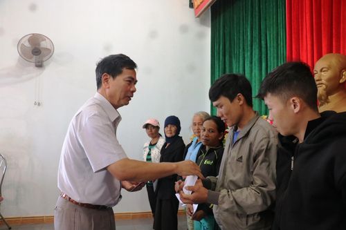 Chư Prông: 'Không để hộ nghèo nào không có Tết'