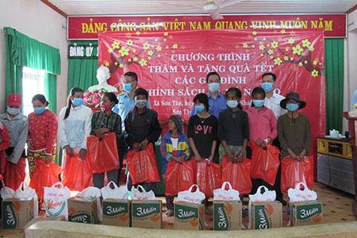 Tặng quà Tết cho gia đình chính sách, hộ nghèo xã Sơn Tân