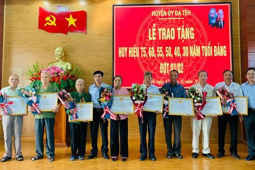 Đạ Tẻh: Trao Huy hiệu Đảng cho 11 đảng viên