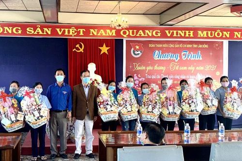Trao quà tết cho thanh niên, công nhân có hoàn cảnh khó khăn