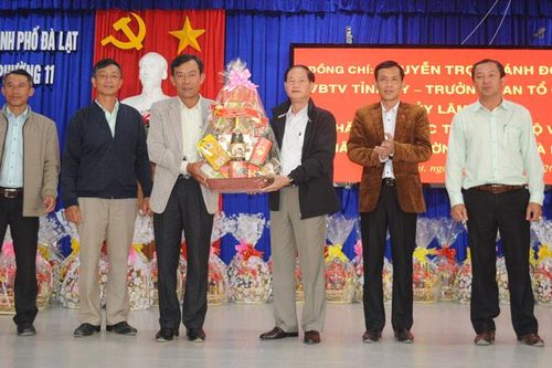 Trưởng Ban Tổ chức Tỉnh ủy trao 125 suất quà tết tại Đà Lạt