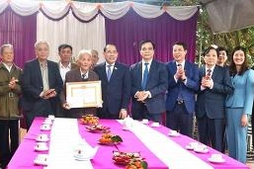 Trao tặng huy hiệu Đảng cho đảng viên lão thành