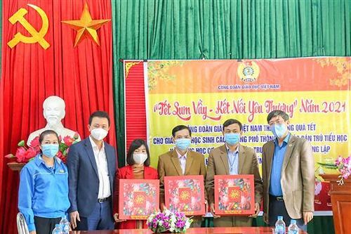 Trao quà 'Tết sum vầy' cho giáo viên, học sinh miền núi