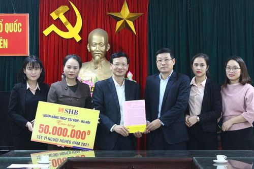 Tiếp nhận ủng hộ Tết vì người nghèo