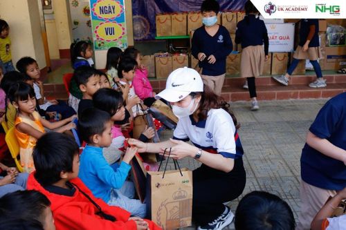 Các hoạt động tặng quà Tết đến người nghèo, học sinh