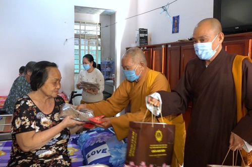 Ban Trị sự An Giang, các tự viện trao quà Tết, xây cầu bê-tông