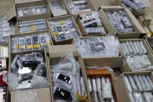 Nhập lậu hơn 600 chiếc điện thoại từ Hàn Quốc về Việt Nam bằng hình thức xé lẻ