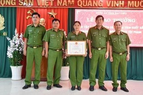 Trao thưởng cho tập thể, cá nhân có thành tích trong truy bắt tội phạm