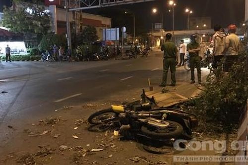 Đi tất niên về tông vào cột đèn ở TP.Thủ Đức, 1 thợ sửa xe tử vong