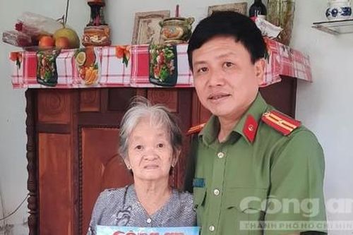 Báo Công an TPHCM thăm, tặng quà Mẹ Việt Nam anh hùng