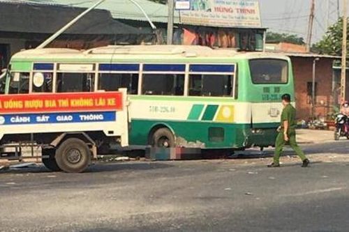 Xe buýt mất thắng tông 2 xe máy, 1 người tử vong