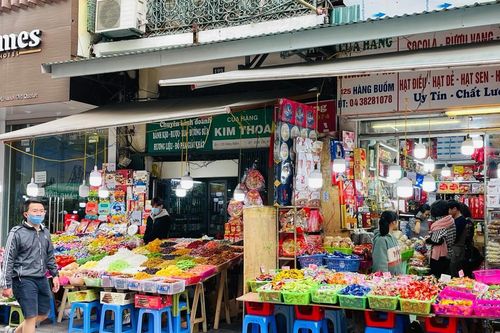 COVID-19 bùng phát ở Hà Nội: Hàng Tết bày đầy đường, khách vẫn thờ ơ
