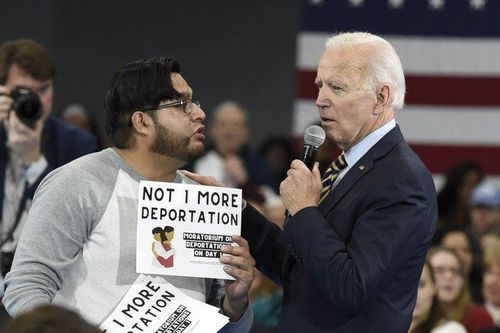 Chính quyền Biden trục xuất hàng trăm dân nhập cư, trái với lời hứa tranh cử