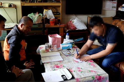 Tới nhà bạn cách ly, bị chủ nợ của bạn bắt cóc nhầm