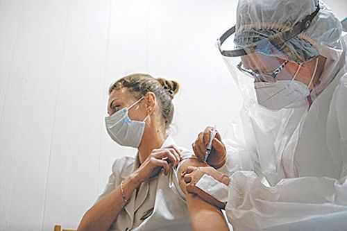 Tiêm vắc xin phòng COVID-19 trên thế giới: Cấp bách nhưng cẩn trọng