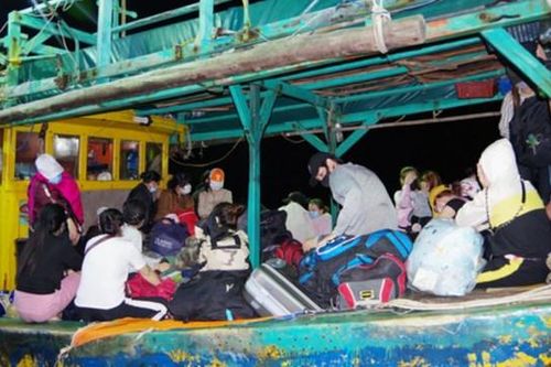 Cà Mau: Cách ly 34 người nhập cảnh trái phép lúc nửa đêm