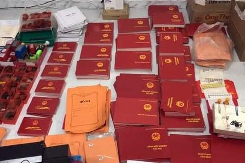 Phá đường dây làm giả bằng bác sĩ y khoa, sư phạm