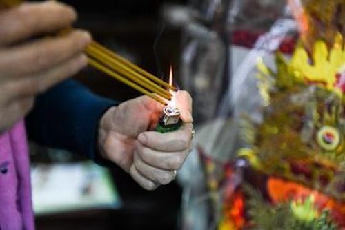 Tỉa chân hương, lau bàn thờ thế nào trong ngày ông Công ông Táo