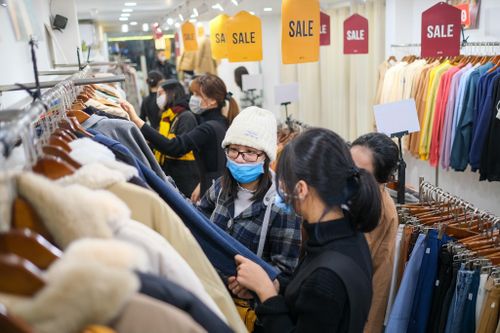 Người trẻ Hà Nội bắt đầu xuống phố mua sắm Tết