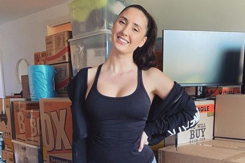 Bị yêu cầu khoác thêm áo khi mặc crop top lên máy bay