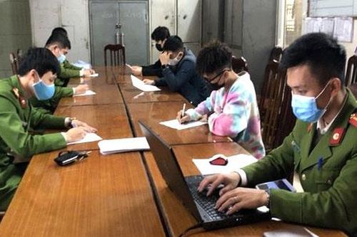 Công an Hà Đông xử phạt 64 triệu với người không đeo khẩu trang nơi công cộng