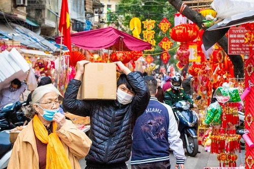 Hà Nội: Nhiều người dân đã ý thức đeo khẩu trang khi đi sắm Tết