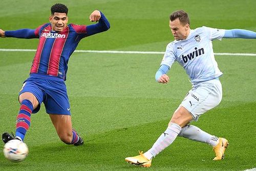 Ronald Araujo: Nghệ sĩ trong hình hài bức tường