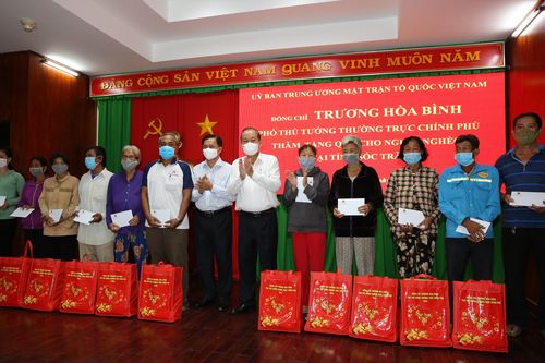 Phó Thủ tướng Thường trực thăm, tặng quà Tết người dân nghèo tỉnh Sóc Trăng