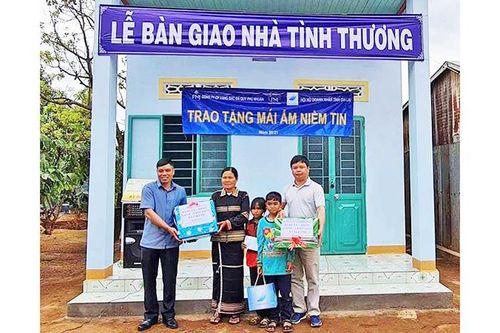 Bàn giao nhà tình thương tặng hộ nghèo ở Gia Lai