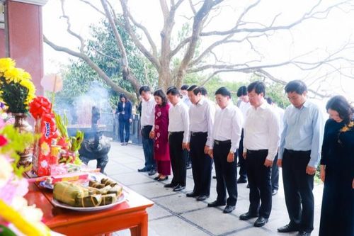 Đồng chí Phan Đình Trạc dâng hoa, dâng hương tại Khu Di tích Kim Liên