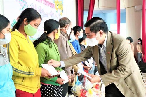Trao quà Tết tặng đối tượng chính sách, người nghèo dân tộc thiểu số ở Đắk Lắk