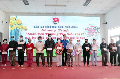 Quà Tết trao tay, Tết này thêm ấm