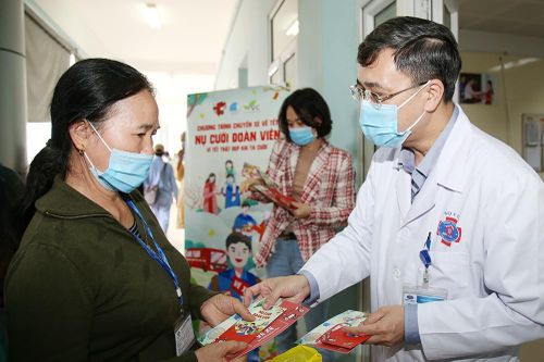 Nhiều phần quà ý nghĩa dành cho bệnh nhân về quê đón Tết