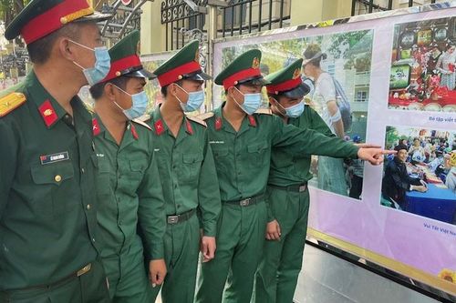 Triển lãm ảnh 'Mừng xuân Tân Sửu - Mừng Đảng quang vinh'