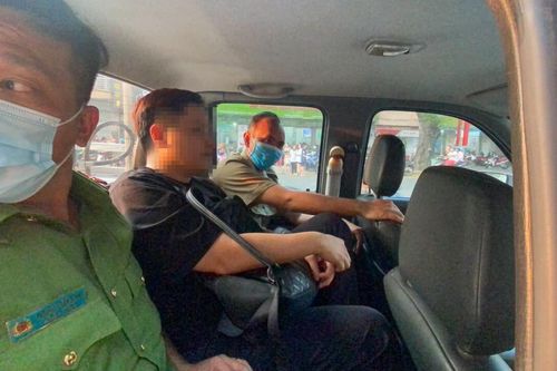 Phát hiện người đàn ông nghi ngáo đá cùng nhiều ma túy trong 'xế hộp'