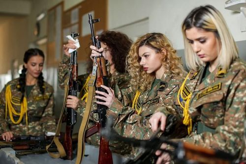 Nữ quân nhân Armenia với sắc đẹp khiến đối phương 'buông súng quy hàng'