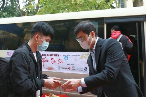 Hàng nghìn sinh viên được hỗ trợ xe về quê đón Tết